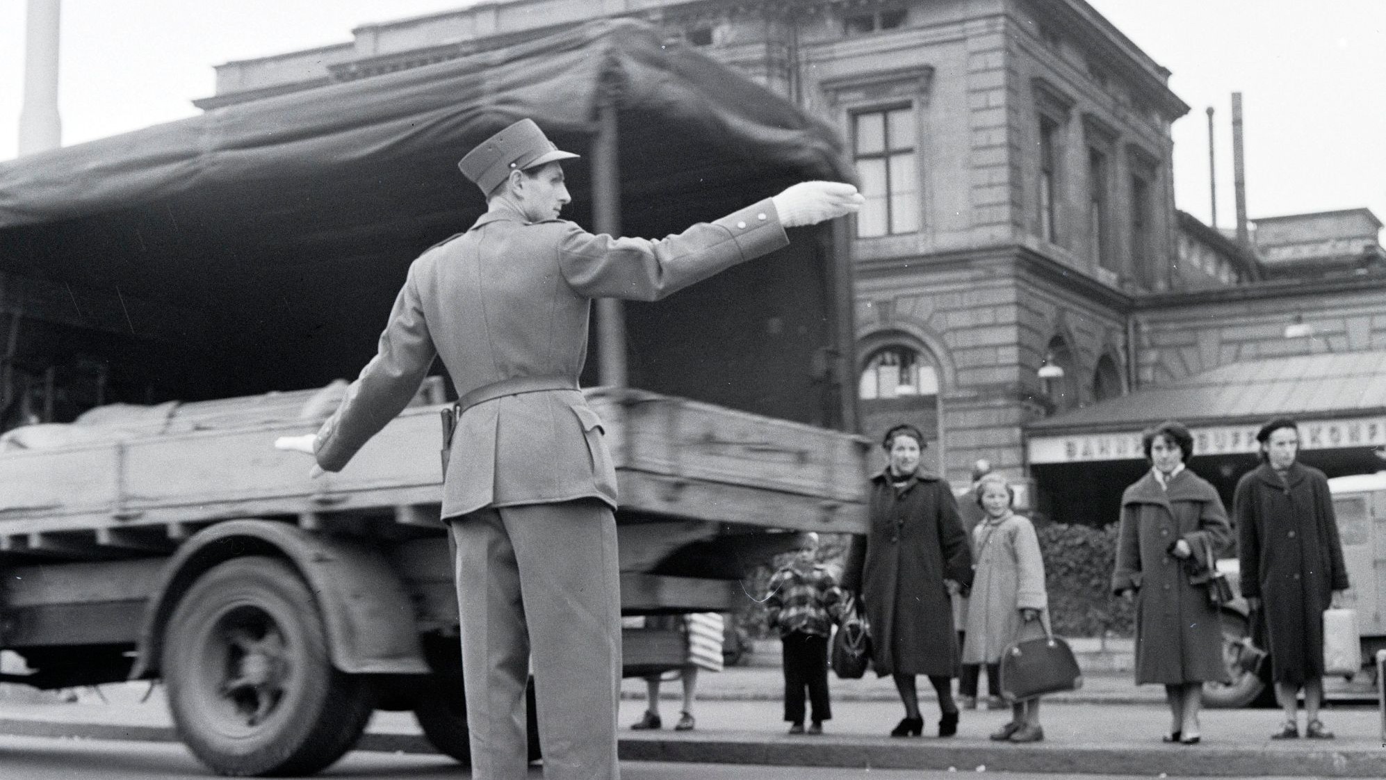 Ampeln gab es hingegen noch keine. Damals sorgten noch Verkehrspolizisten für einen sicheren Verkehr.