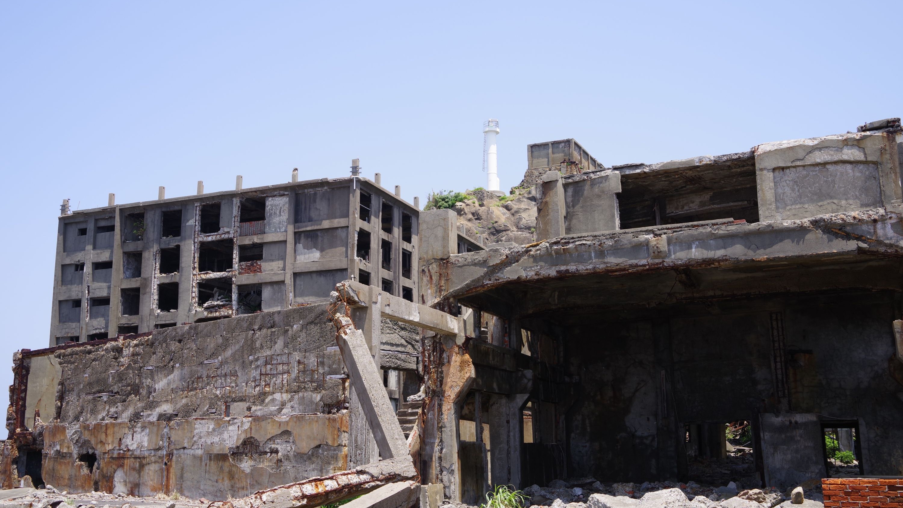 Die Gebäude und Industrieanlagen verfallen.