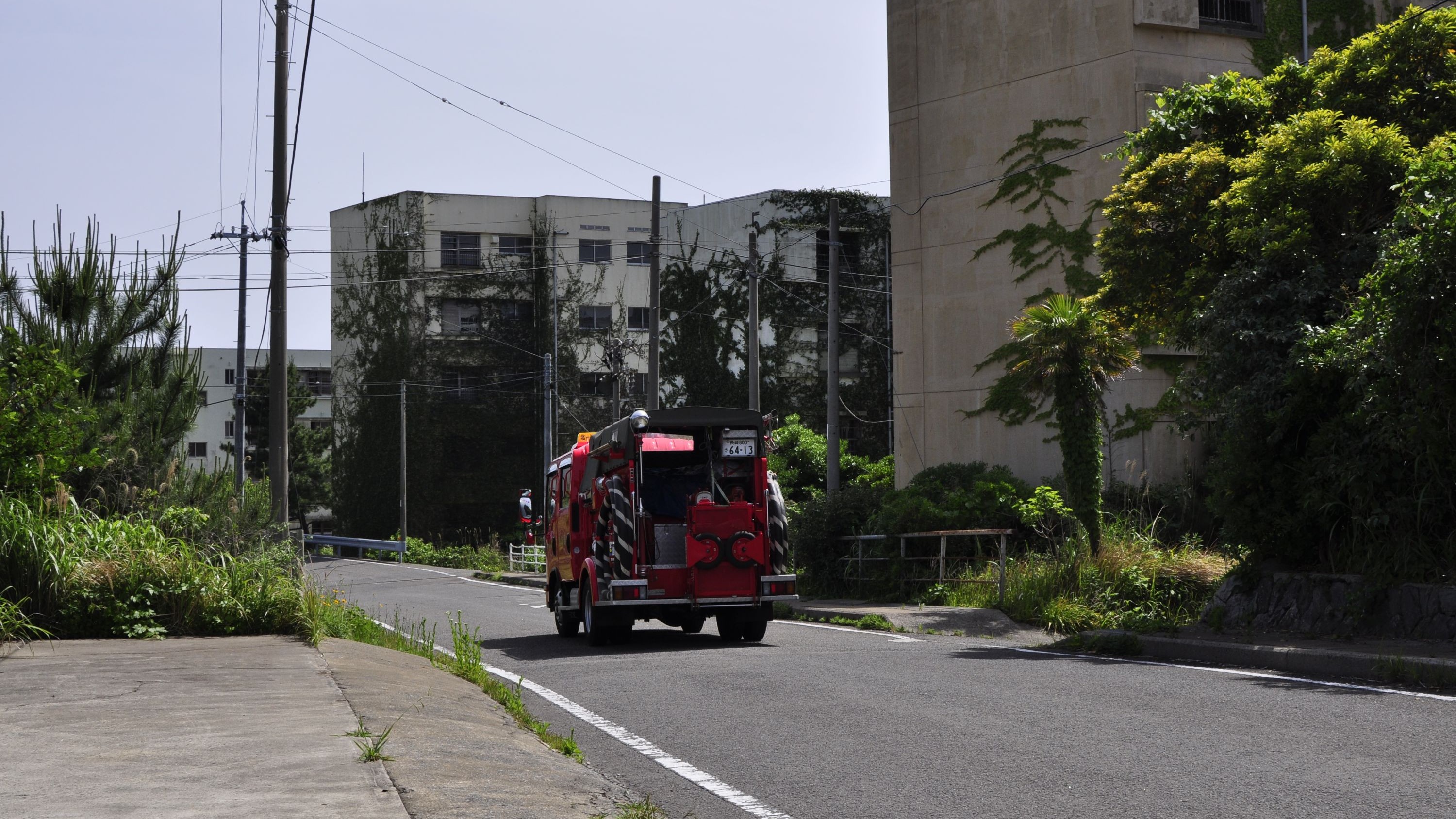 Durch die verlassenen Strassen fährt das Feuerwehrauto und die Männer sehen nach dem Rechten.