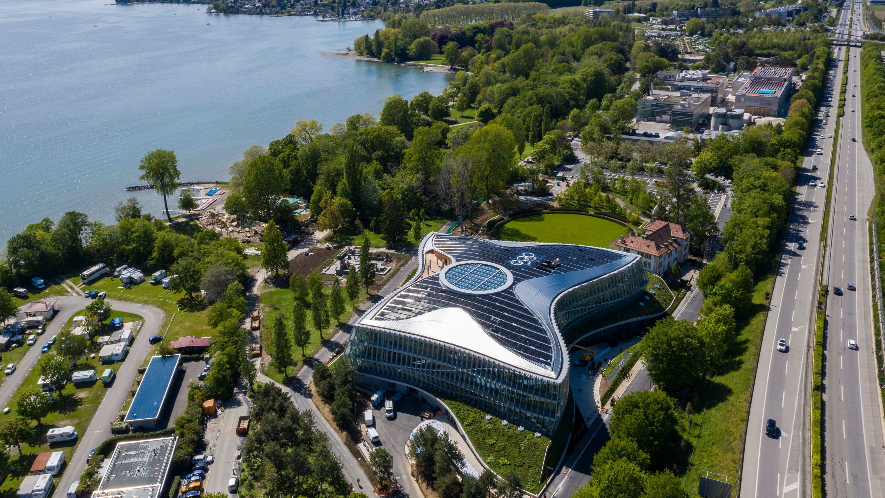 Der neue Hauptsitz des Internationalen Olympischen Komitees (IOC) in Lausanne wird eröffnet. 