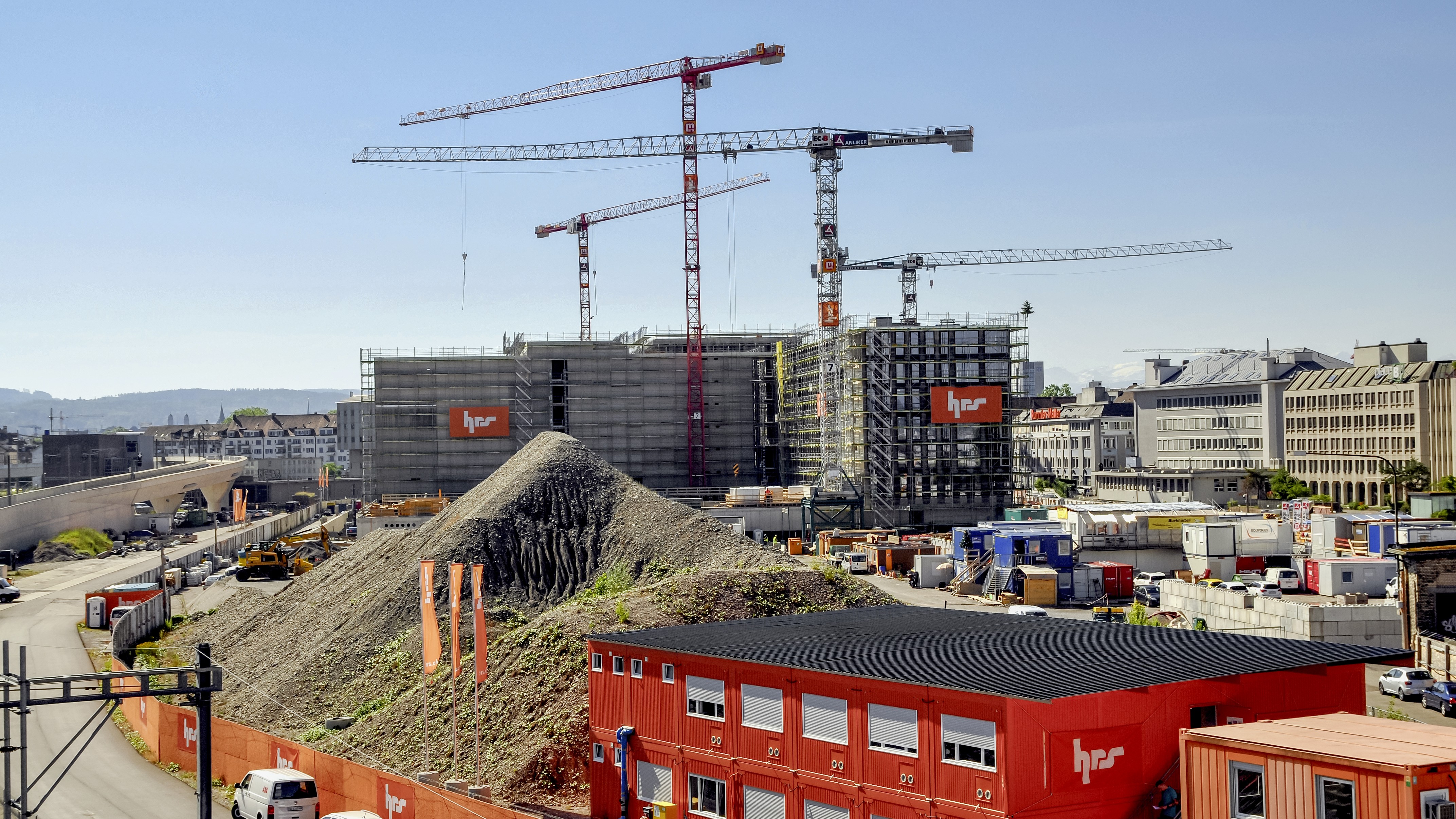 Der Neubau des Polizei- und Justizzentrums Zürich steht im Rohbau. Nun folgen der Innenausbau und umfangreiche Tests, bevor Mitte 2022 das neue PJZ seinen Betrieb aufnehmen wird.